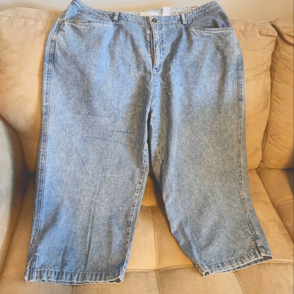 FIRST ISSUE LIZ CLAIBORNE DENIM CAPRI